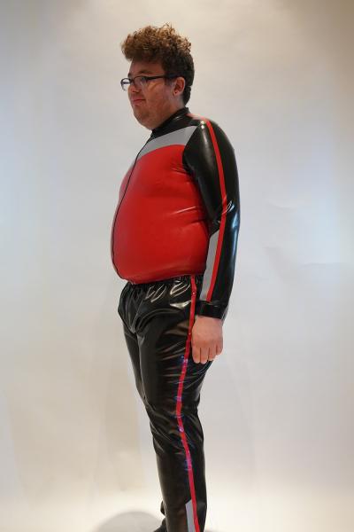 RACTION Jogginganzug „Olympia Rot“ – Lässigkeit in Latex.