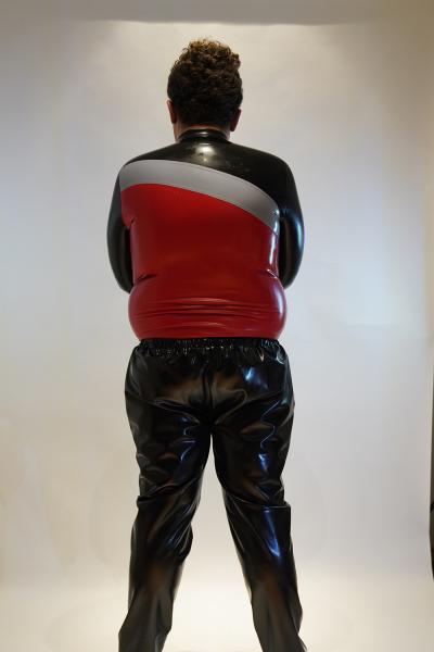 RACTION Jogginganzug „Olympia Rot“ – Lässigkeit in Latex.