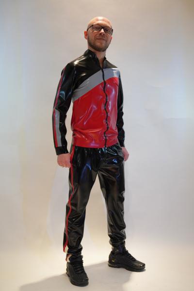 RACTION Jogginganzug „Olympia Rot“ – Lässigkeit in Latex.