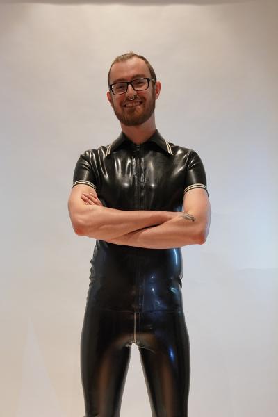 Latex Polo Manchester – mit gummiertem Zip & Farbstreifen | 4–6 Wochen Lieferzeit
