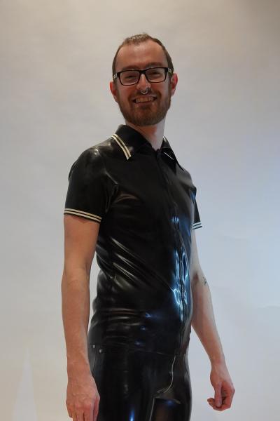 Latex Polo Manchester – mit gummiertem Zip & Farbstreifen | 4–6 Wochen Lieferzeit