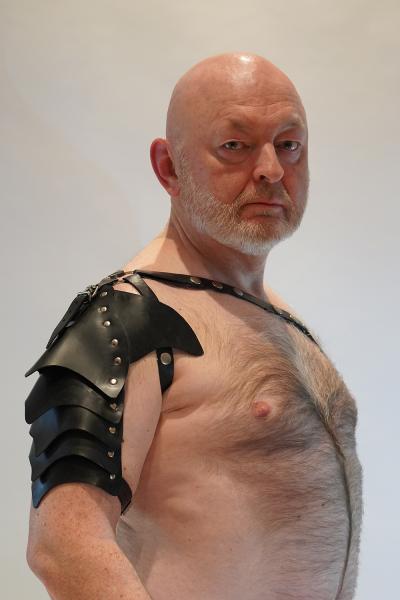 „Römischer Schulterschirm Gallerus – Schulter-Rüstung aus Latex, individuell einstellbar“