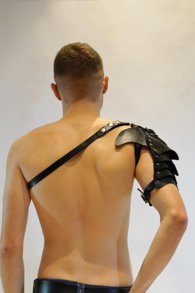 „Römischer Schulterschirm Gallerus – Schulter-Rüstung aus Latex, individuell einstellbar“